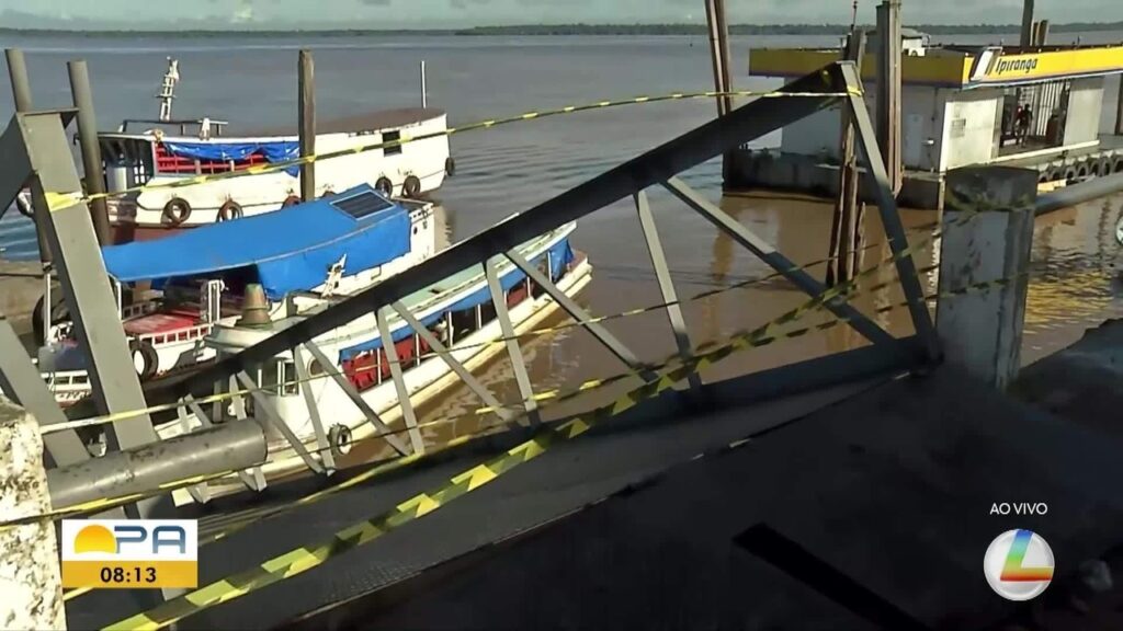 Estrutura de antigo trapiche desaba em Icoaraci, distrito de Belém