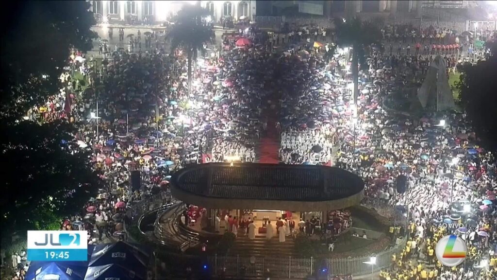 Celebração reúne centenas de fiéis na praça da Basílica Santuário em Belém