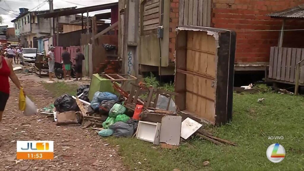 Famílias contabilizam perdas após alagamentos com chuva em Belém