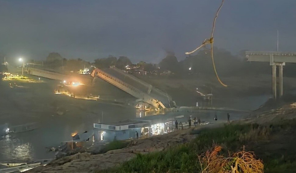 Cameli, a ponte caiu, deixando quatro vítimas, que deram entrada no hospital loc
