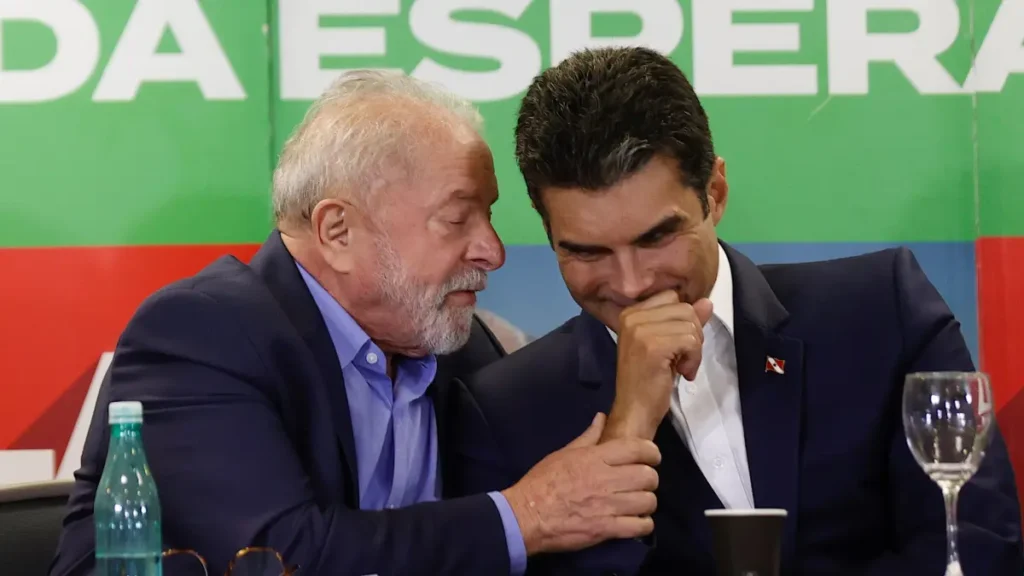 Lula cochicha no ouvido do Lula