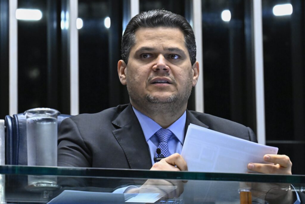 tunidade, o chefe do Legislativo realizou sessões conjuntas, deu de ombros para