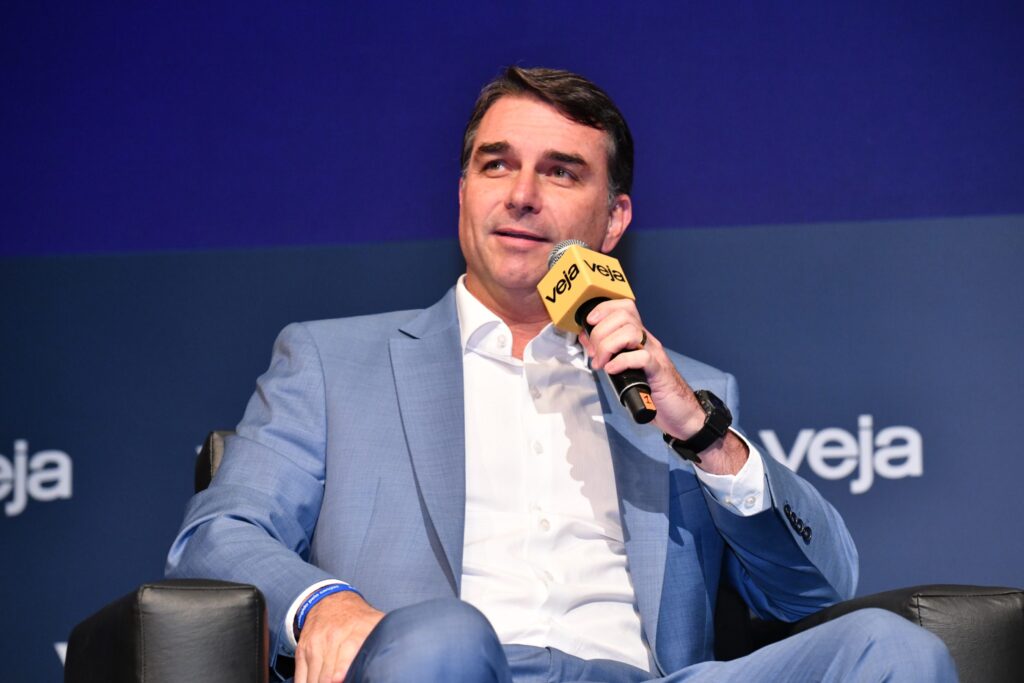 Estratégia política de Flávio Bolsonaro: plano de governo em doses para a campanha