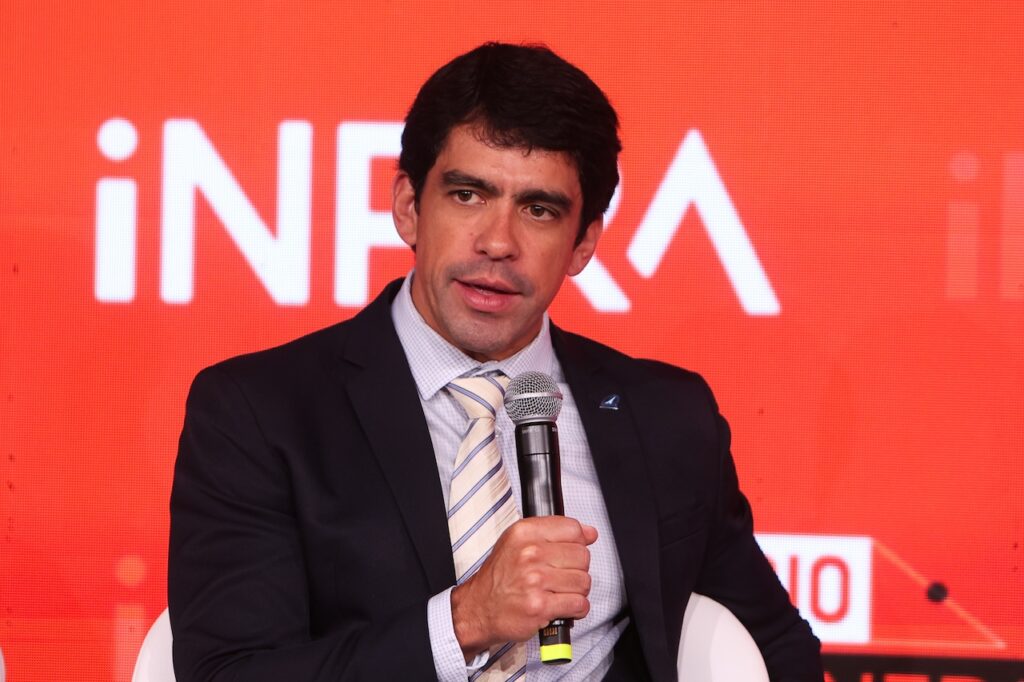 frame, sob o escrutínio de bilhões de espectadores. Há transparência, há um rito