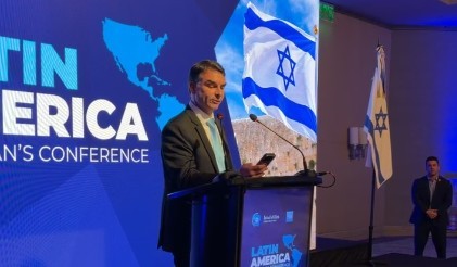 grupos conservadores que ocorre em Buenos Aires, na Argentina. Na ocasião, ele e
