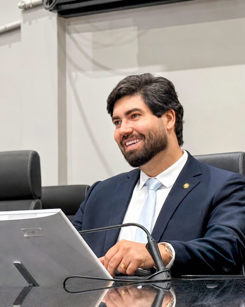 unanimidade, o Projeto de Lei nº 221/2024, do deputado Adriano Coelho (MDB), que