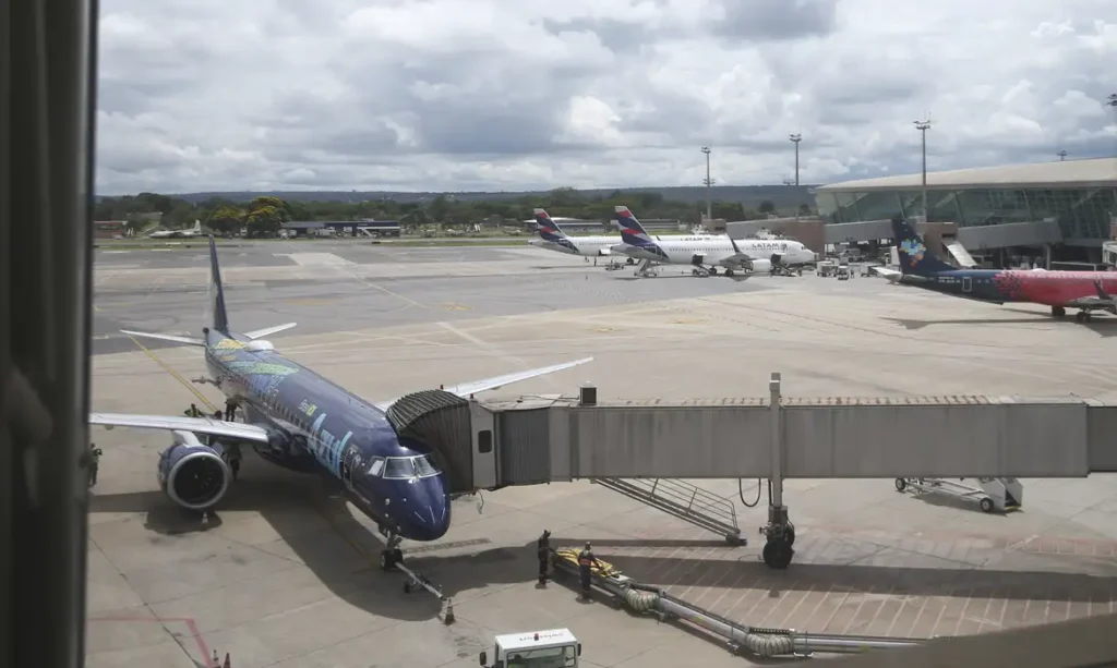 exemplo. Na hipótese de o passageiro optar por esses locais na aeronave, será co