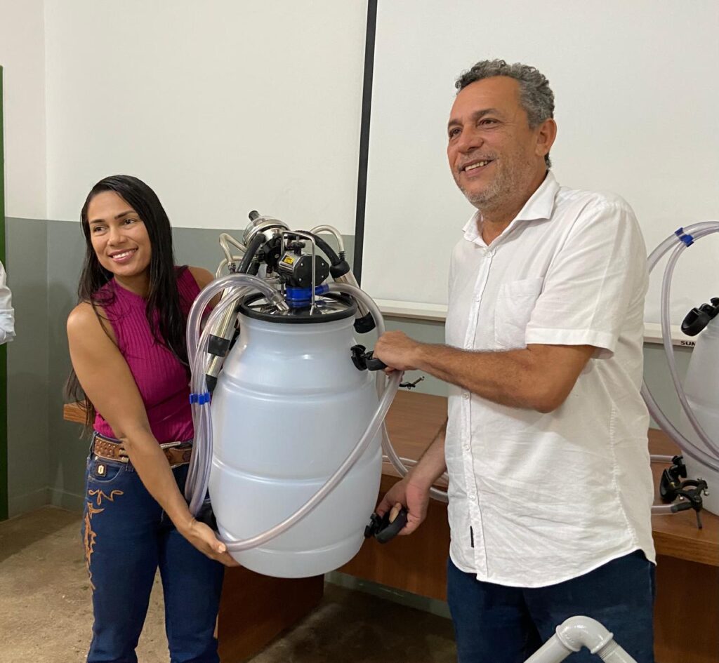 ser associado à cooperativa de produtores do PA Lajedo e por participar do Servi