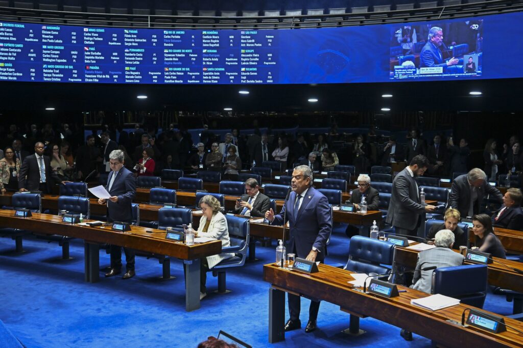 73 votos a 1, com uma abstenção, que foi do senador Eduardo Girão (Novo-CE). Os