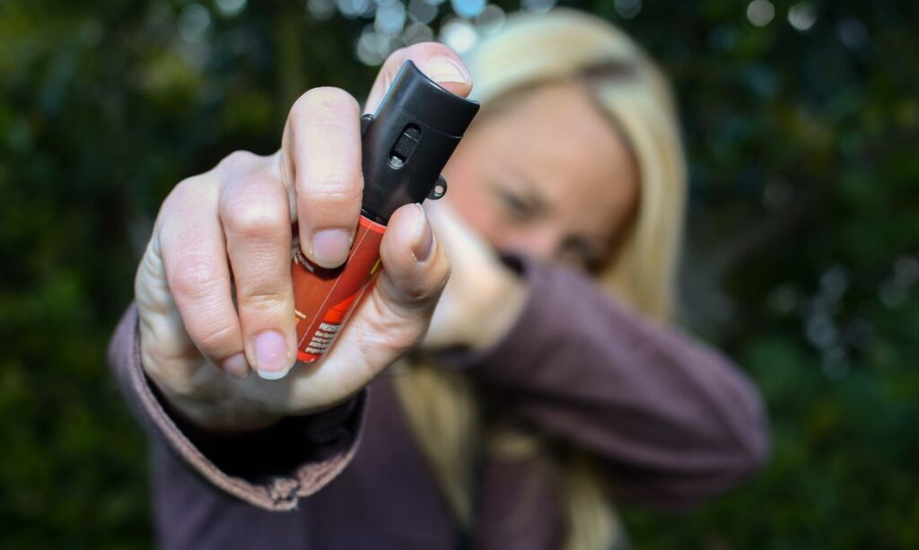 Promotora alerta para riscos do spray de pimenta como defesa feminina: 'medida paliativa'
