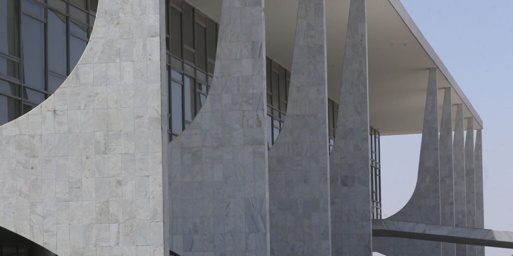 Brasil inicia processo de reciprocidade econômica contra tarifas impostas pelos EUA