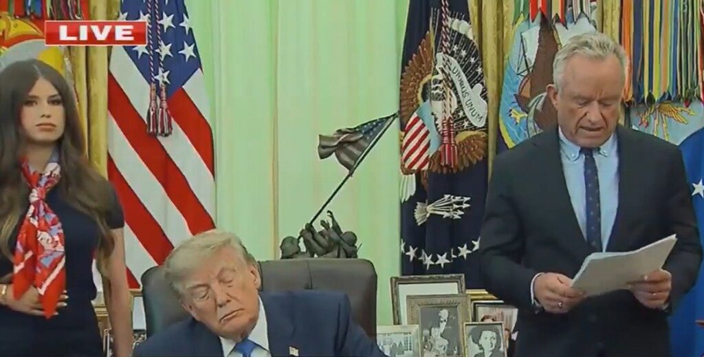 Comportamento de Trump e Kennedy Jr. em anúncio sobre vacinas viraliza e gera debate