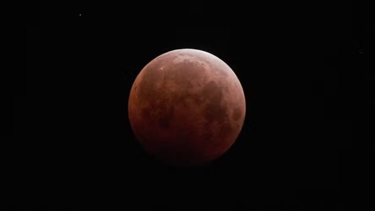 Eclipse lunar ‘quase total’ deixa 96,2% da Lua escurecida