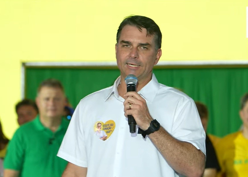 Engajamento digital de Flávio Bolsonaro sofre queda inédita em momento crucial