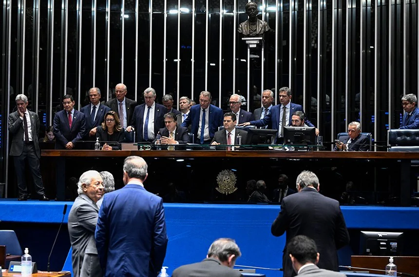 Fim da escala 6x1 avança no Senado com parecer favorável de Omar Aziz