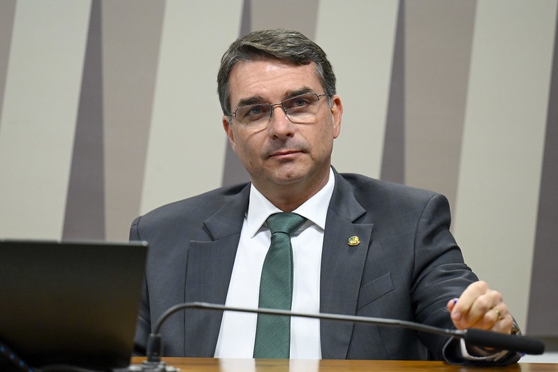 Flávio Bolsonaro equilibra pai, justiça e IA na campanha