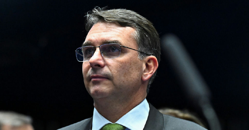 Flávio Bolsonaro reitera legalidade de R$ 61 milhões em patrocínio para filme do pai