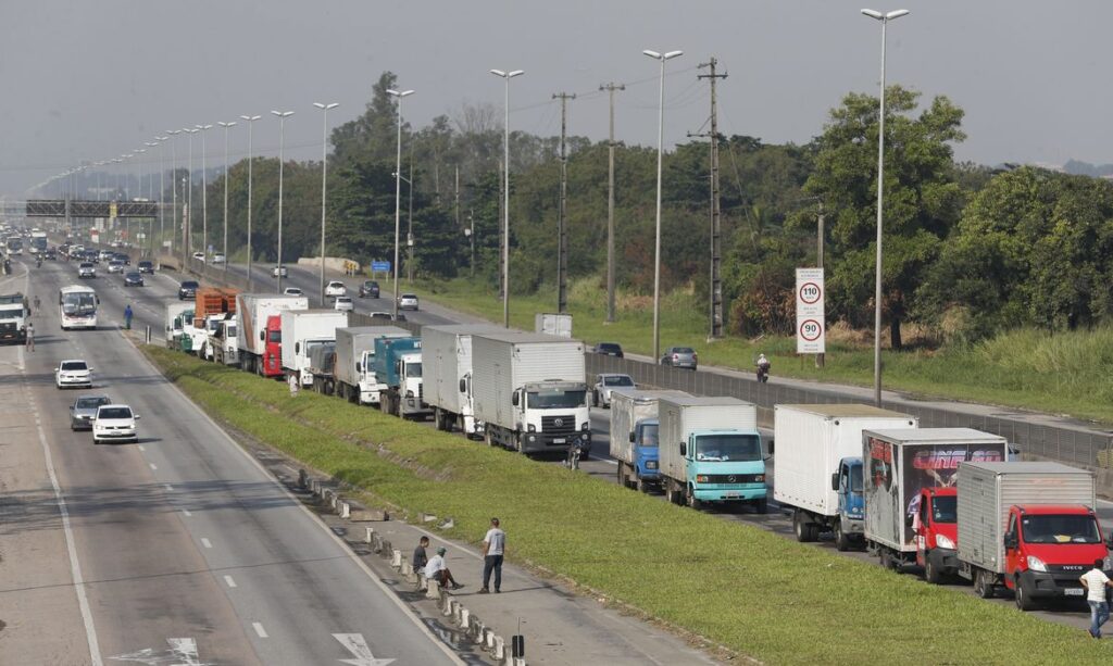 Frete mínimo para caminhoneiros: nova lei fortalece fiscalização e combate irregularidades
