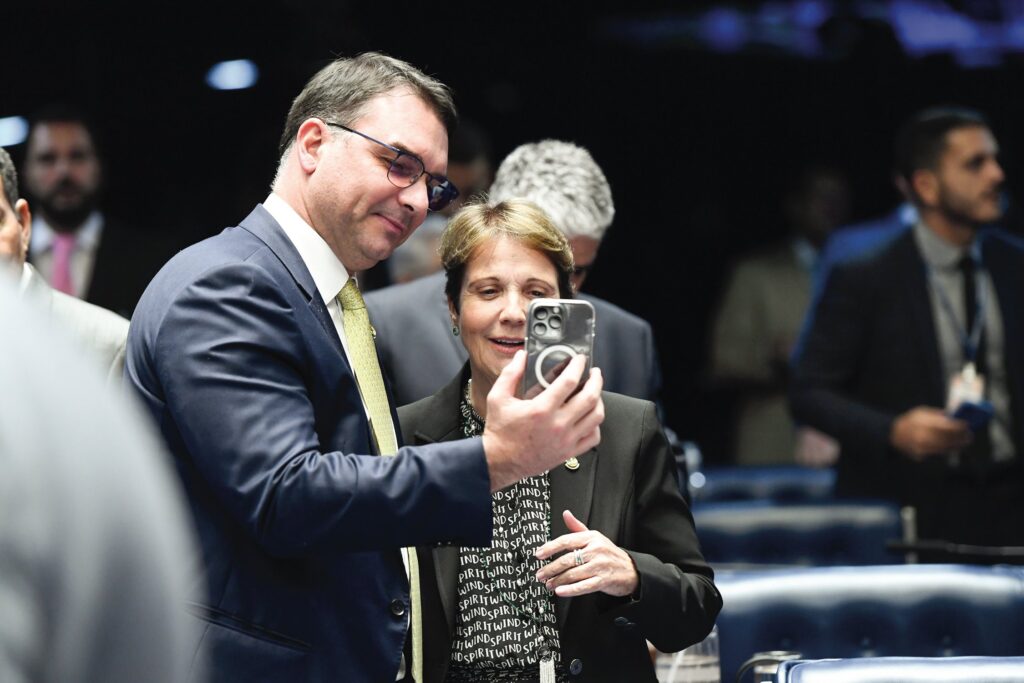 Investigações policiais teriam impedido Tereza Cristina de ser vice de Flávio Bolsonaro