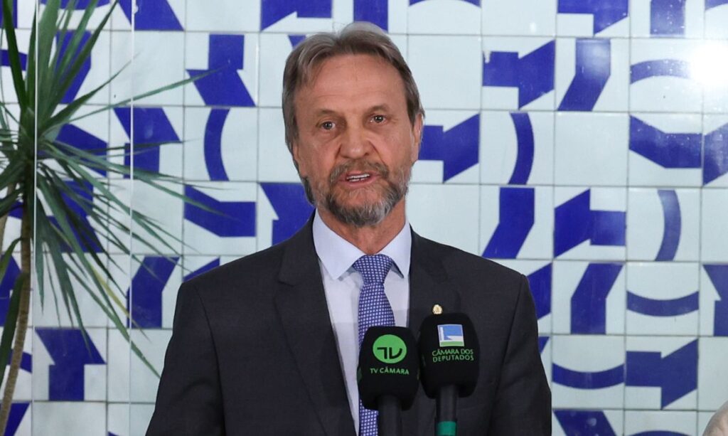 Mal-estar de líder petista adia votações estratégicas na Câmara dos Deputados