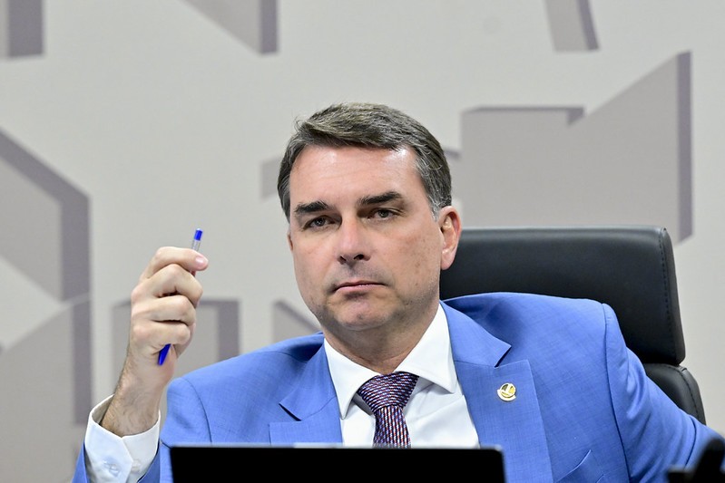 Neutralidade do Republicanos redefine rumos da campanha de Flávio Bolsonaro