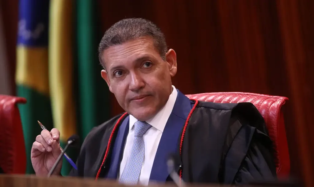 Presidente do TSE defende urna eletrônica como pilar da democracia brasileira
