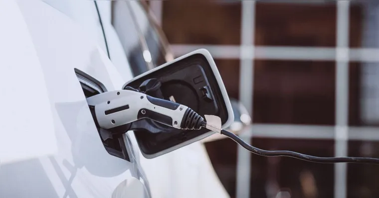 Quanto custa carregar um carro elétrico em casa? Valor depende da capacidade da bateria, da quantidade de energia necessária e da tarifa de eletricidade