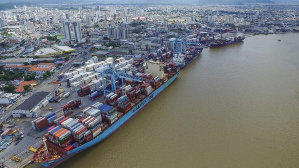 Restrição à navegação no Canal de Itajaí se agrava em meio a embate político por solução
