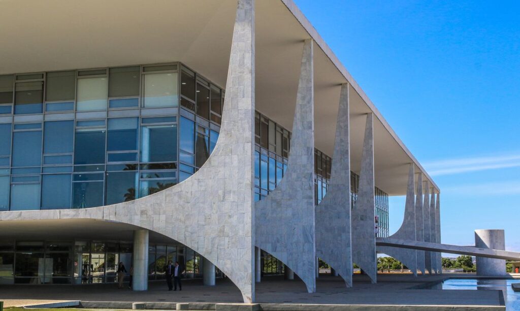 Revogação de visto de embaixadora nos EUA provoca repúdio do Brasil e agrava crise