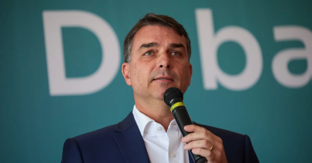 TSE suspende propaganda de Lula sobre histórico de Flávio Bolsonaro por indução ao erro