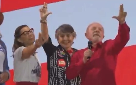 Lula brinca com a própria mão ao tentar fazer gesto do L em comício