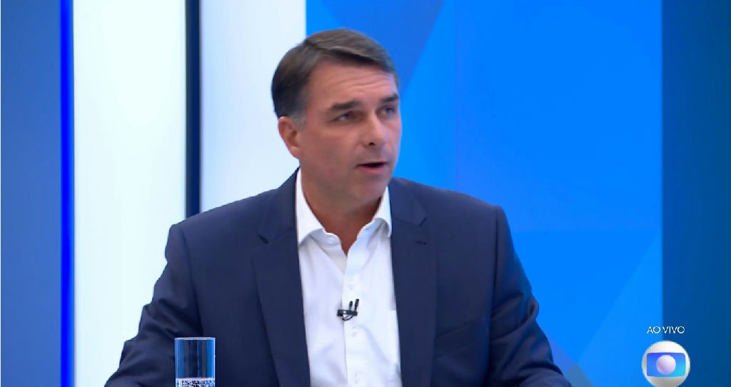 Bolsonaro em ministério está fora de cogitação, afirma Flávio em sabatina nacional