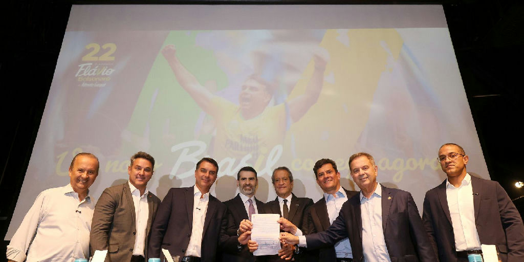 Candidatura de Flávio Bolsonaro ganha adesão de 14 governadores e do escritor Augusto Cury
