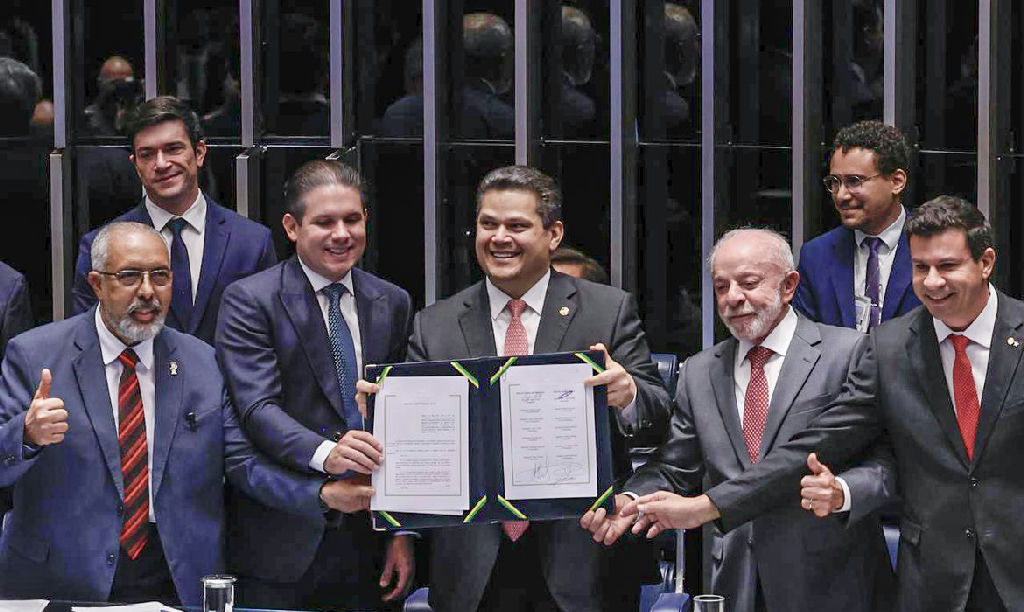 Fim da escala 6x1 no Congresso é marcado por homenagem de Alcolumbre a Paulo Paim