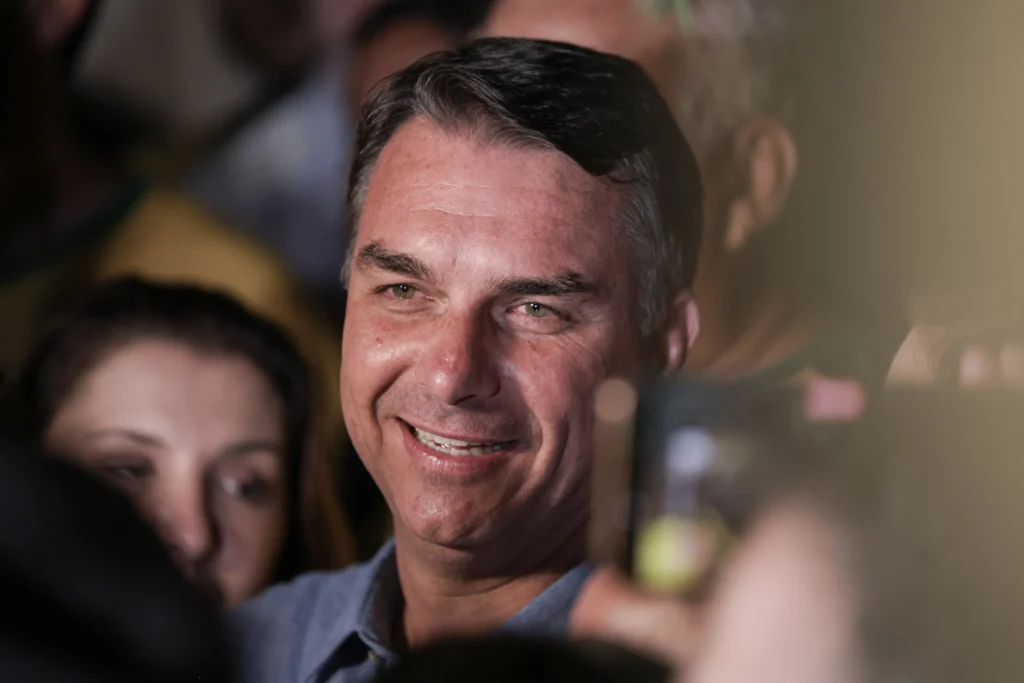 Flávio Bolsonaro busca apoio partidário e defende mudanças na Constituição