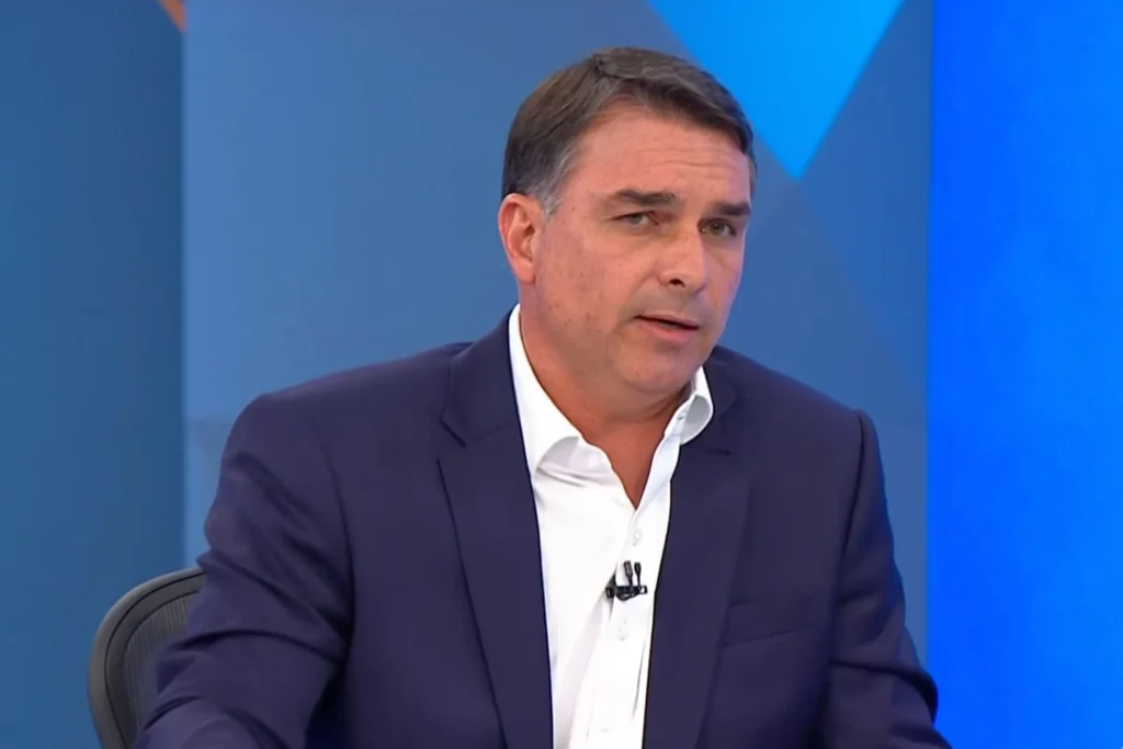 Flávio Bolsonaro desiste de debate na Globo e cita “censura” do TSE