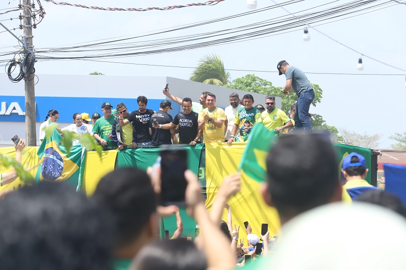 Flávio Bolsonaro é recebido por multidão em motocarreata em Marabá