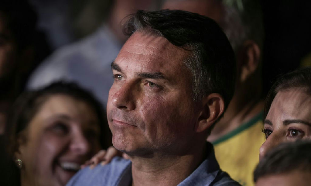 Flávio bolsonaro evita detalhar propostas em sabatina na televisão