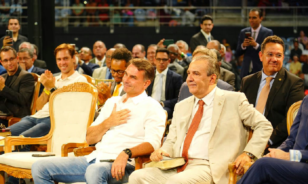 Flávio Bolsonaro intensifica campanha presidencial em São Paulo com líderes municipais