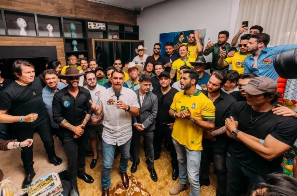 Gusttavo Lima, Leonardo e mais de 30 sertanejos declaram apoio a Flávio Bolsonaro