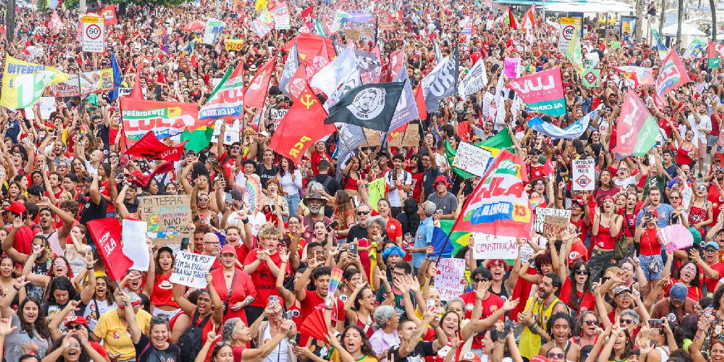 Multidão em Copacabana clama por democracia e reeleição de Lula
