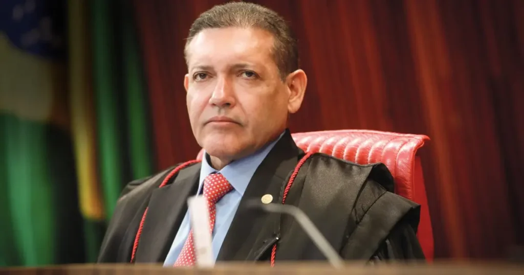 Nunes Marques convoca campanhas de Flávio Bolsonaro e Lula para reunião no TSE
