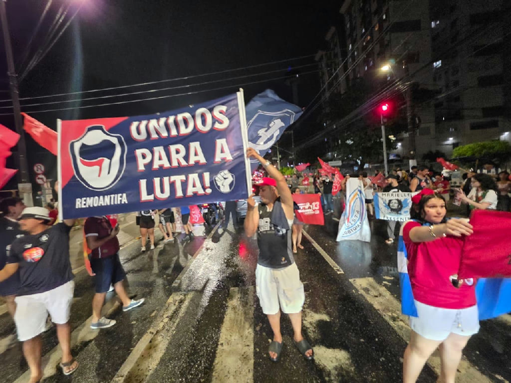 Torcidas de Remo e Paysandu deixam rivalidade de lado em ato político na capital paraense