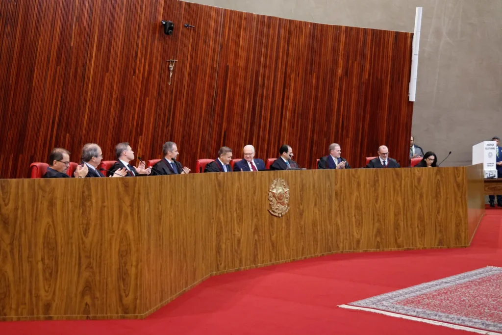 TSE forma maioria para proibir a Meta de interferir no conteúdo de Lula e Flávio Bolsonaro