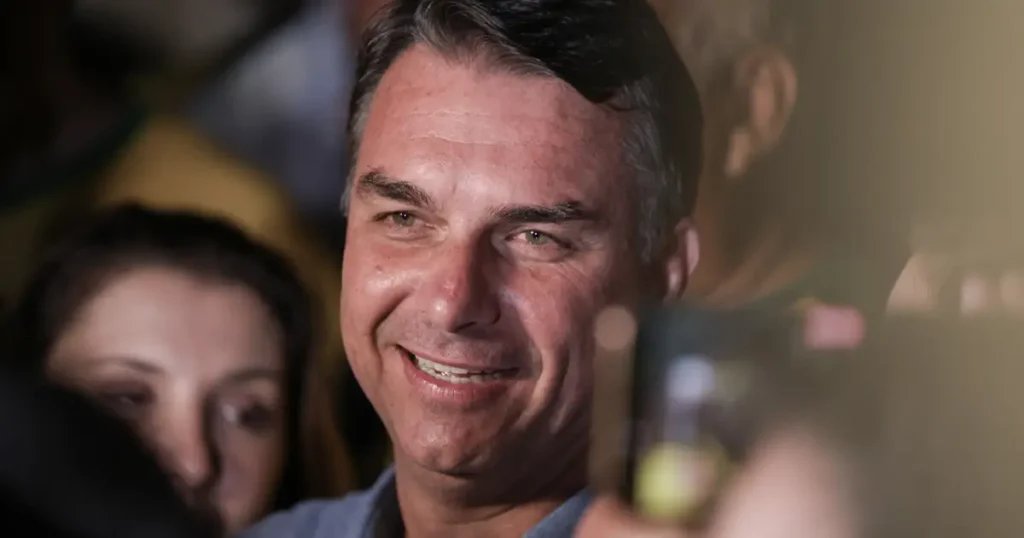 TSE proíbe campanha de Lula de impulsionar vídeo sobre Flávio Bolsonaro e escala 6x1
