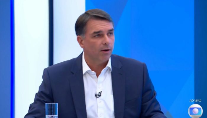 Bolsonaro em ministério está fora de cogitação, afirma Flávio em sabatina nacional