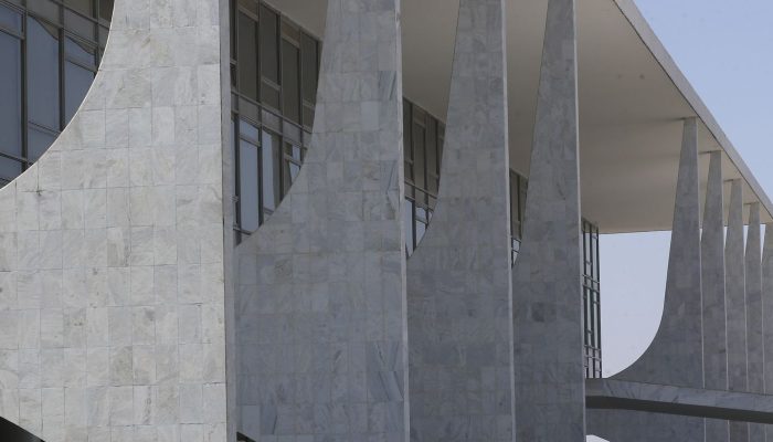 Brasil inicia processo de reciprocidade econômica contra tarifas impostas pelos EUA
