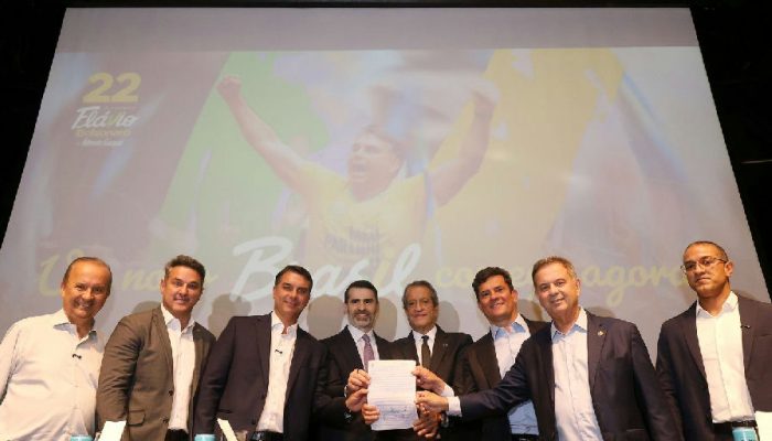 Candidatura de Flávio Bolsonaro ganha adesão de 14 governadores e do escritor Augusto Cury