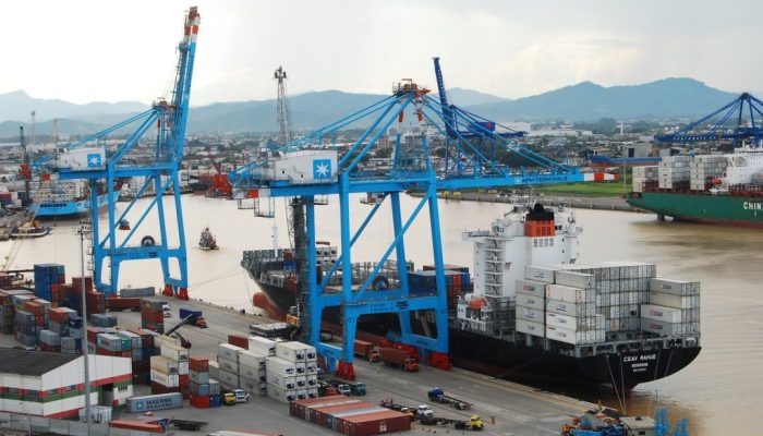 Correnteza causada por chuvas suspende operações no Porto de Itajaí