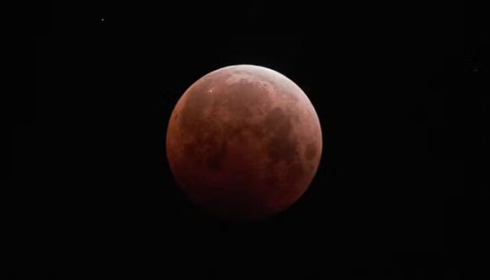 Eclipse lunar ‘quase total’ deixa 96,2% da Lua escurecida